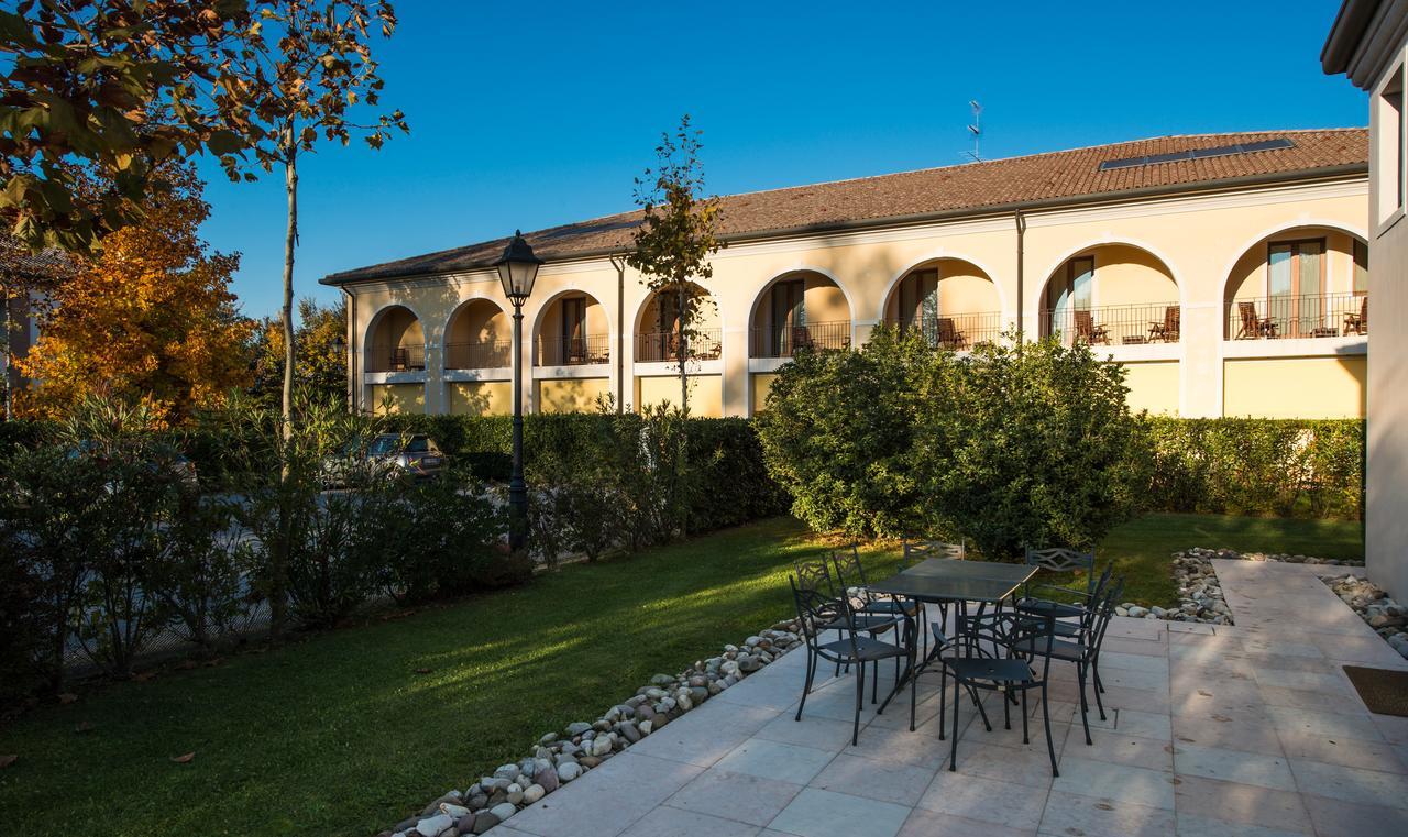 Hotel Villa Dei Carpini Одерцо Екстериор снимка
