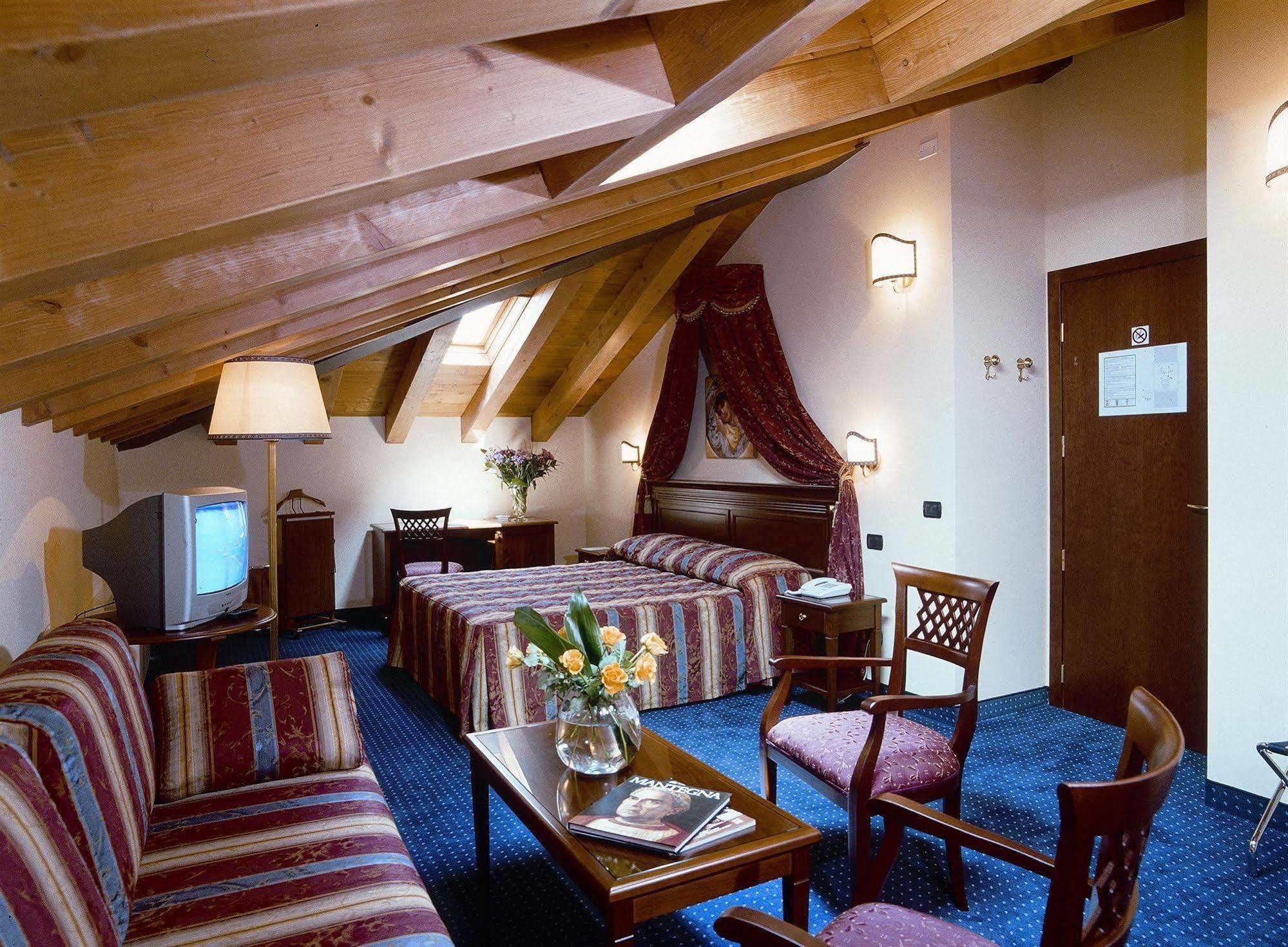 Hotel Villa Dei Carpini Одерцо Екстериор снимка
