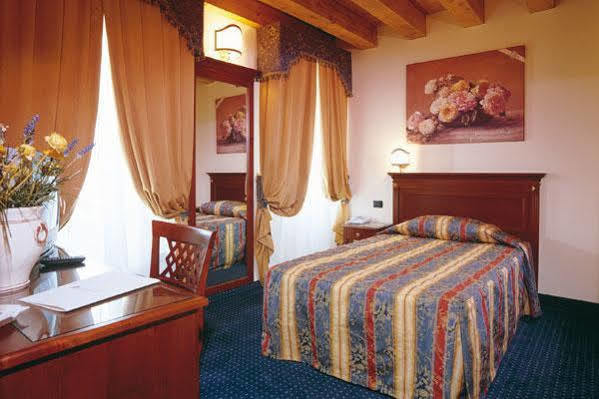 Hotel Villa Dei Carpini Одерцо Екстериор снимка